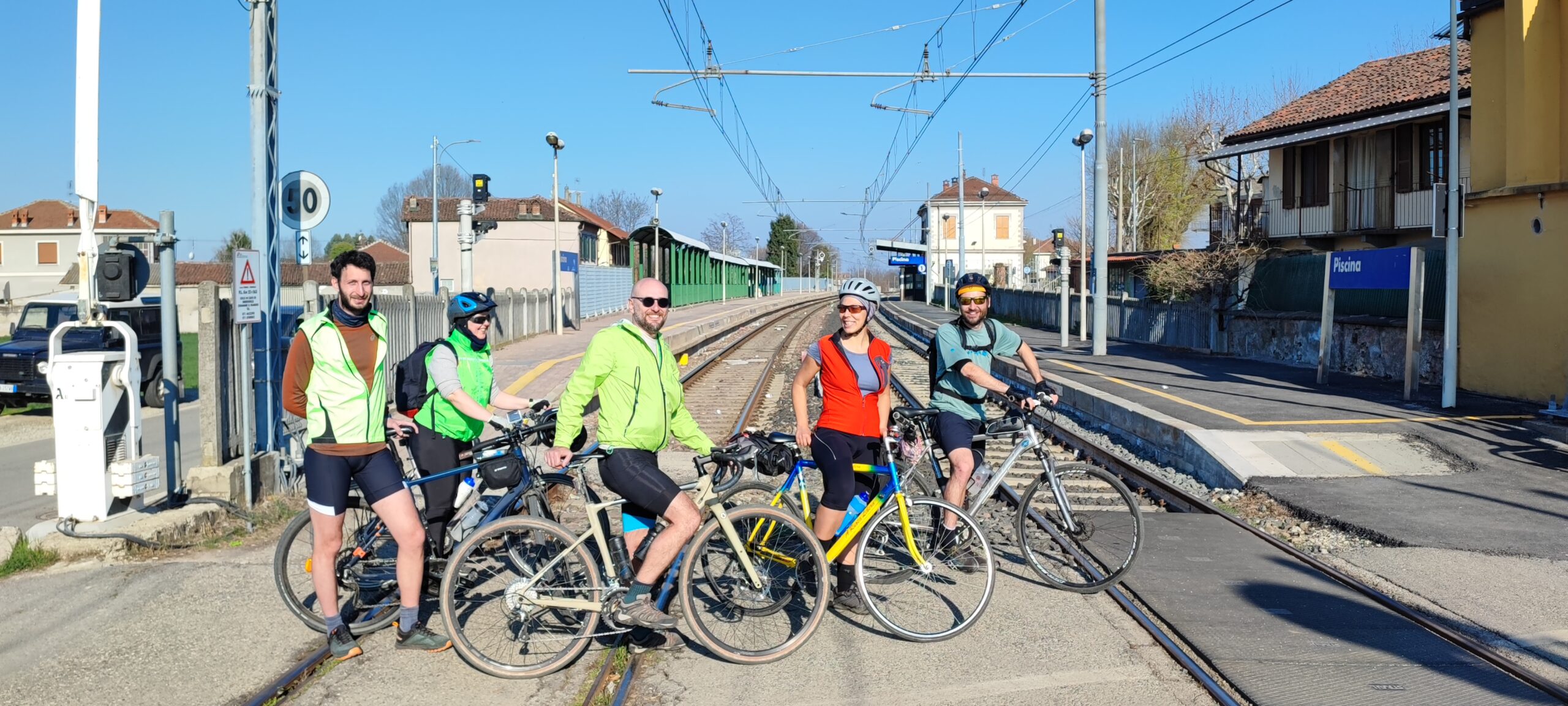 ciclisti in viaggio verso la Val Chisone per il COLORFULBIKETOUR ciclisti in viaggio verso la Val Chisone per il COLORFULBIKETOUR