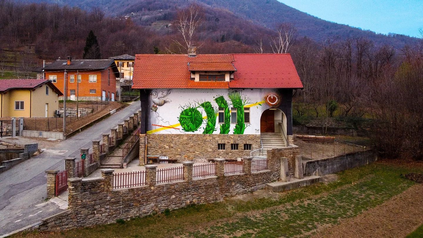 la nuova facciata del futuro coworking di Inverso Pinasca alla Borgata Clot - CONNECTIG NATURE - opera di mrfijodor la nuova facciata del futuro coworking di Inverso Pinasca alla Borgata Clot - CONNECTIG NATURE - opera di mrfijodor